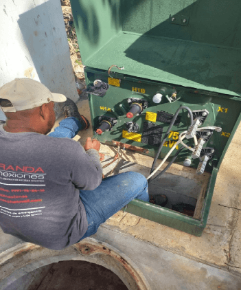 Trabajo real de conexión y ajuste en equipo eléctrico.