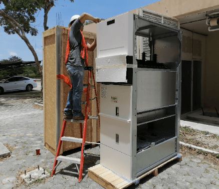 Instalación de gabinete eléctrico por técnico de Miranda Conexiones.