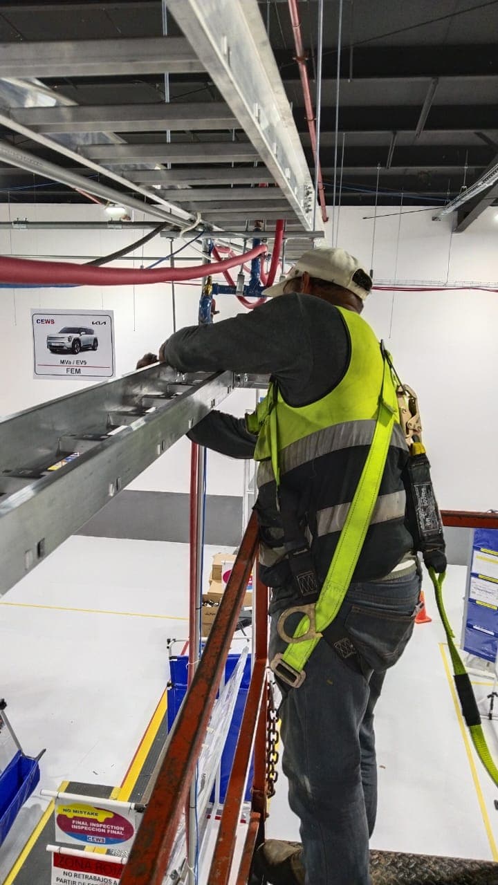 Instalación de canalizaciones, charolas y escalerillas para distribución eléctrica.